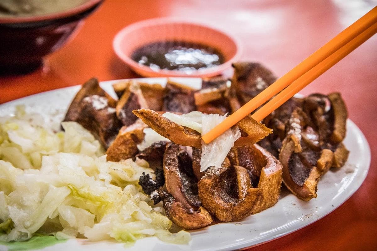 只賣２味飄香60年！宜蘭現炸「紅糟魷魚」外酥內軟Ｑ，搭台式泡菜酸脆更對味