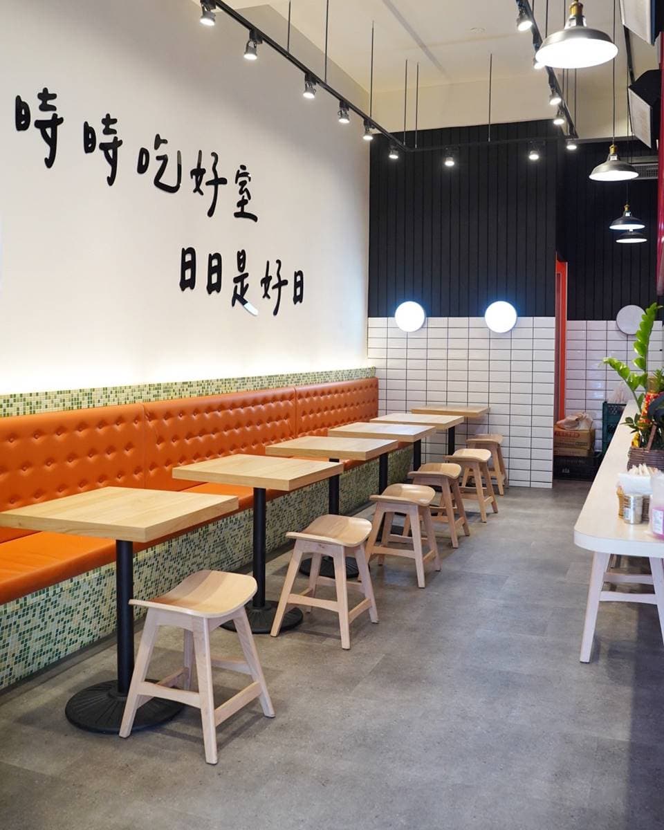 從早餐吃到宵夜！ 13公分高「雞排漢堡」厚到握不住，螞蟻人再嘗熔岩花生厚片