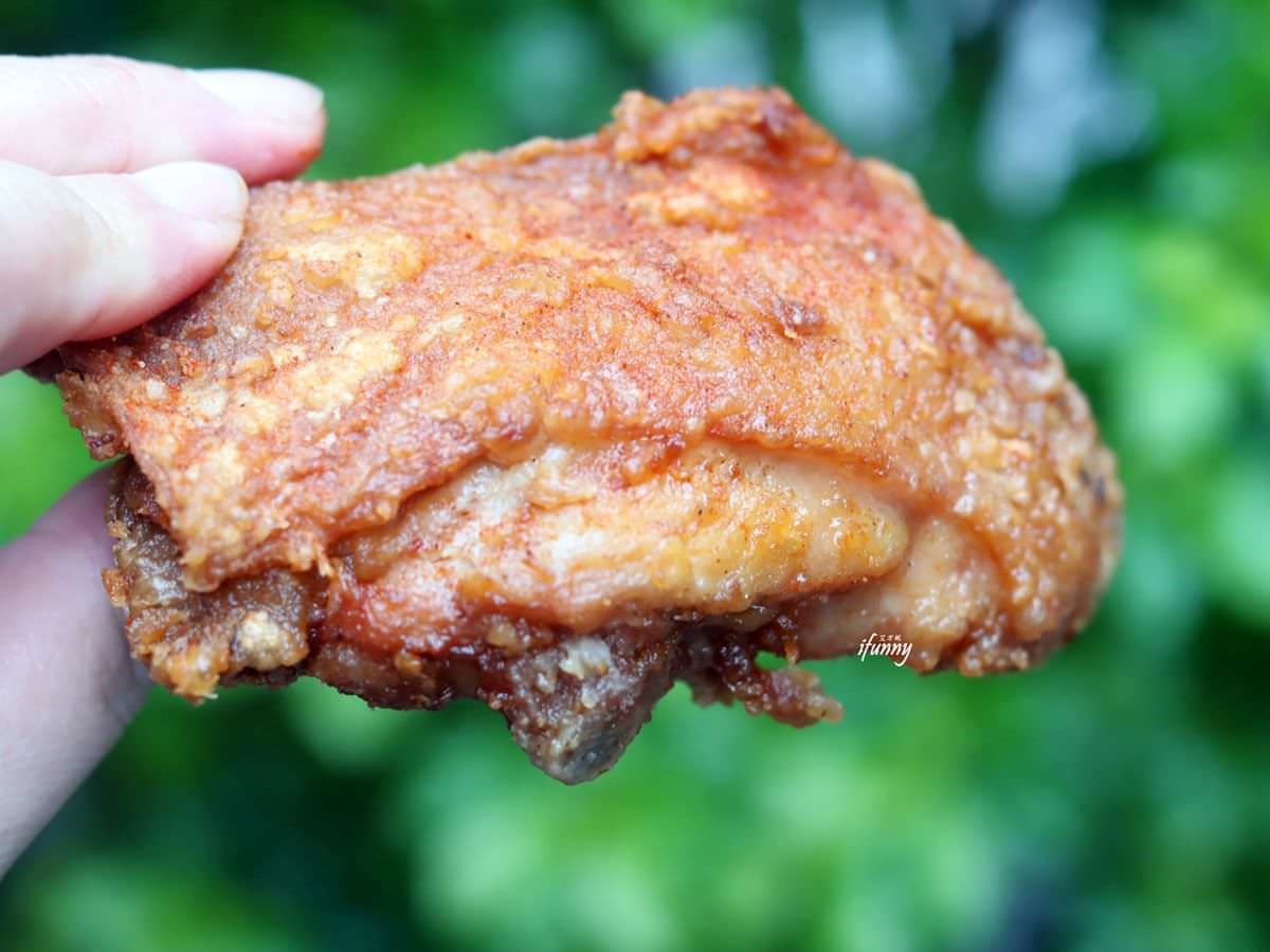 １天只賣４小時！市場「排隊炸雞」晚來吃不到，香酥雞腿一咬噴汁太唰嘴