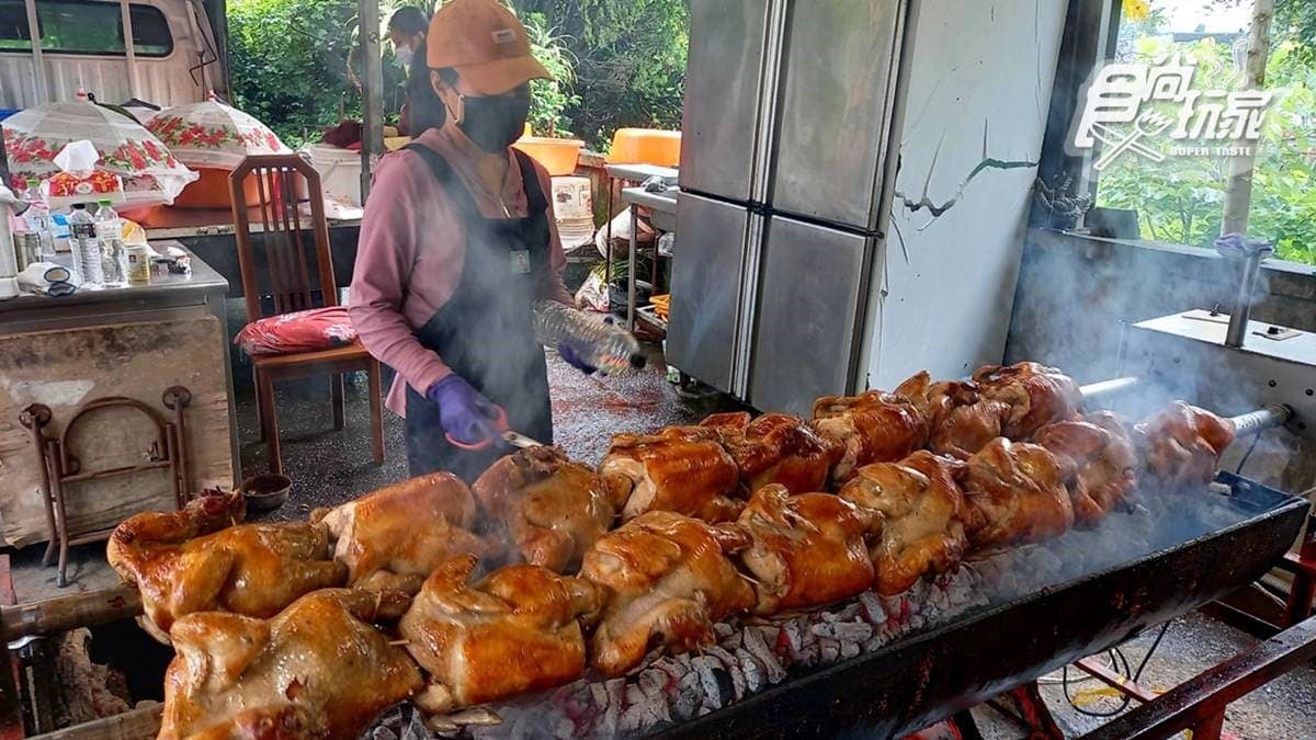 擁有金黃油亮外皮的「鋼管雞」，在熱度適中的木炭上跳起鋼管舞旋轉翻滾，因而得名。