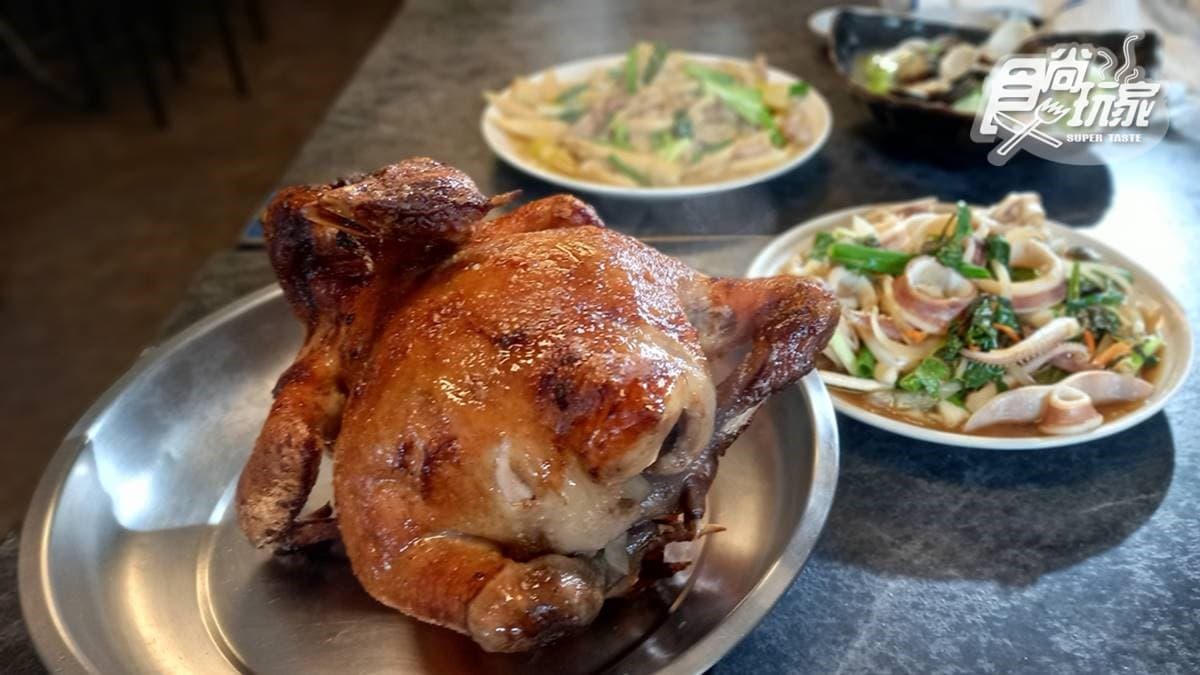 店家也有開放內用，除了烤雞還有提供熱炒料理。