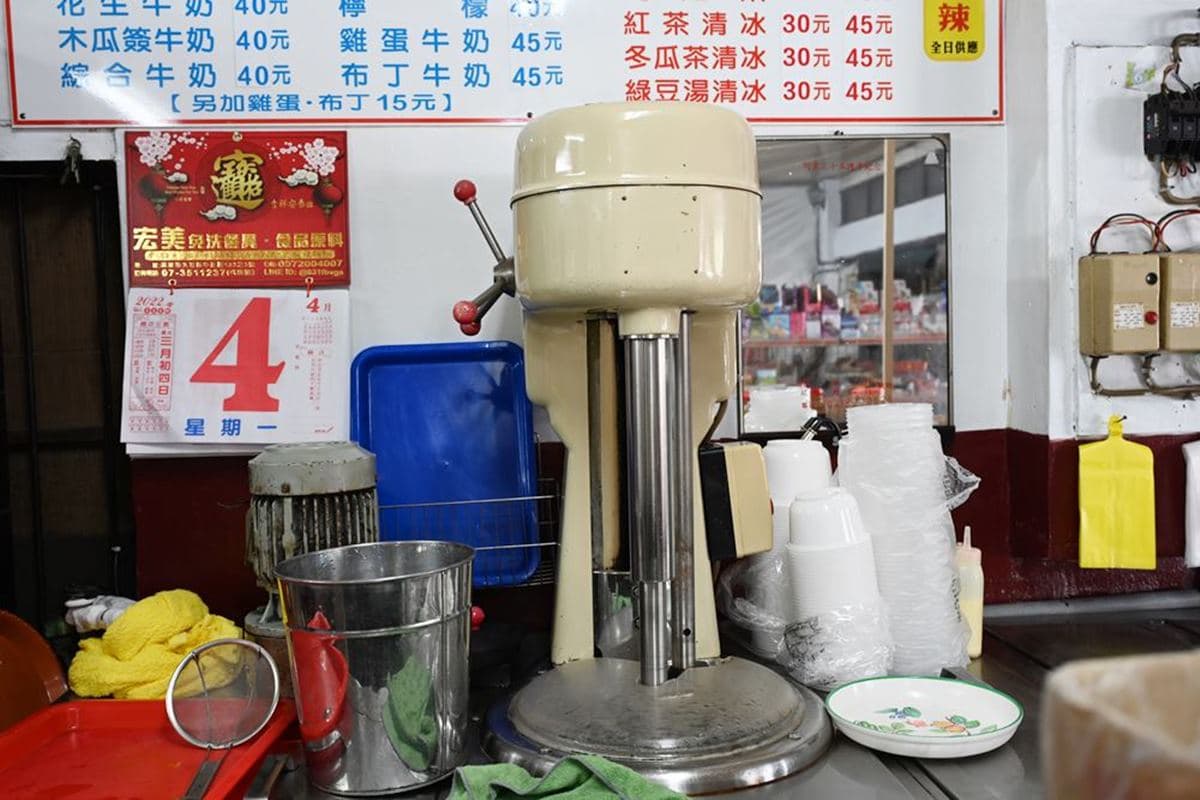 在地人消暑首選！60年冰菓室藏身雜貨店，古早味牛奶冰加一整顆蛋黃