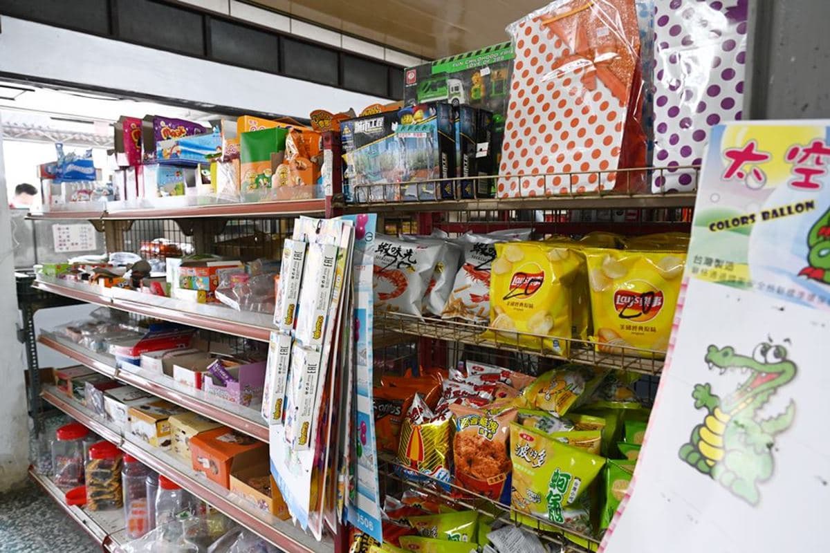 在地人消暑首選！60年冰菓室藏身雜貨店，古早味牛奶冰加一整顆蛋黃
