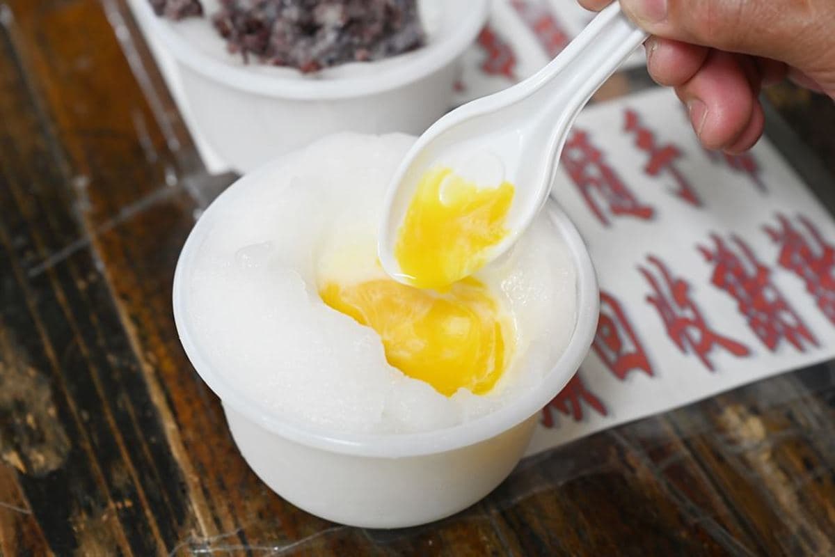 在地人消暑首選！60年冰菓室藏身雜貨店，古早味牛奶冰加一整顆蛋黃