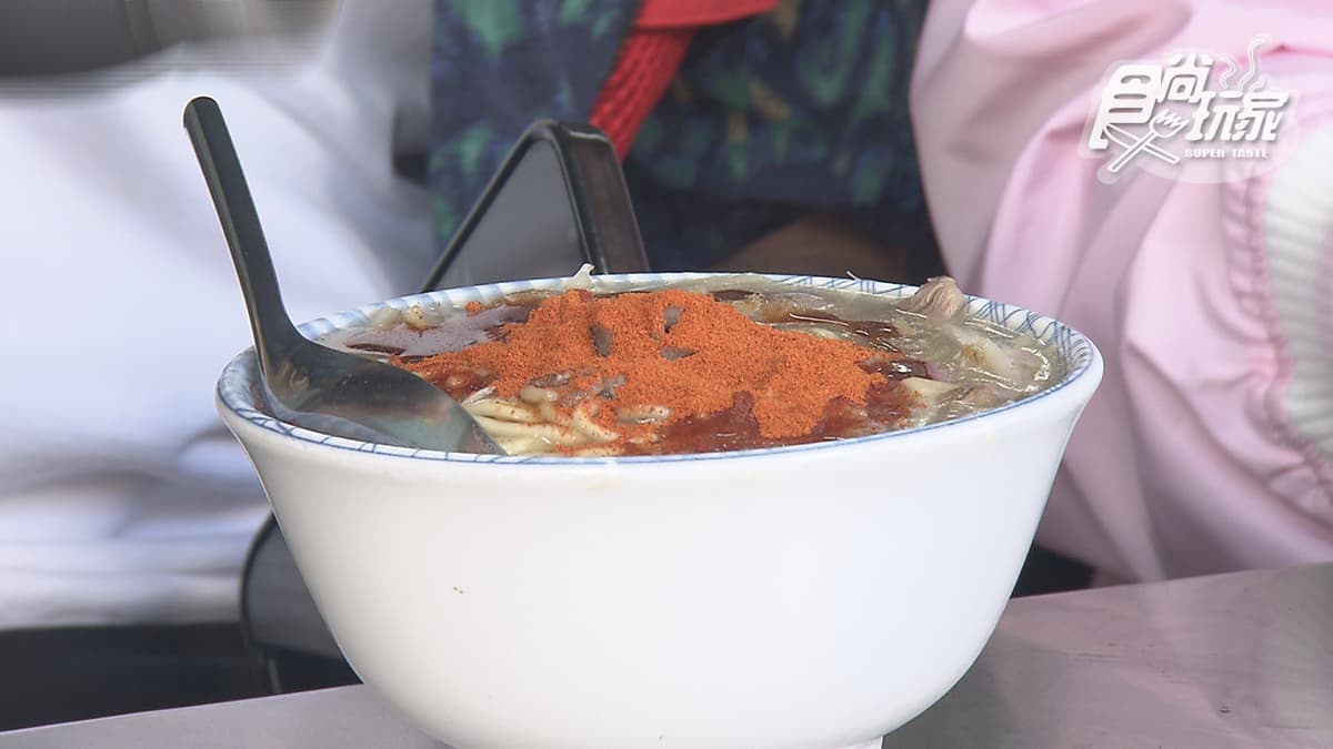 用鋼管「降肉」！三重「人氣鴨肉羹」在地人排爆，老饕必加爆量辣粉、烏醋