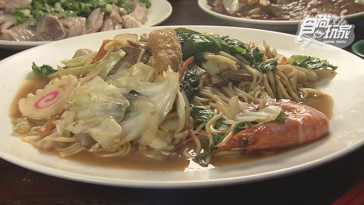 最大分量炒麵!北投「滿料什錦麵」只要120元,再點比拳頭大「浮誇貢丸湯」