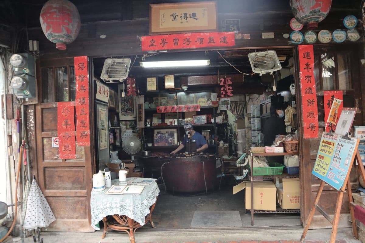 沒買別說去過台南！百年煎餅堅持「傳統烤爐」手工烤，１人限購２包晚來沒貨