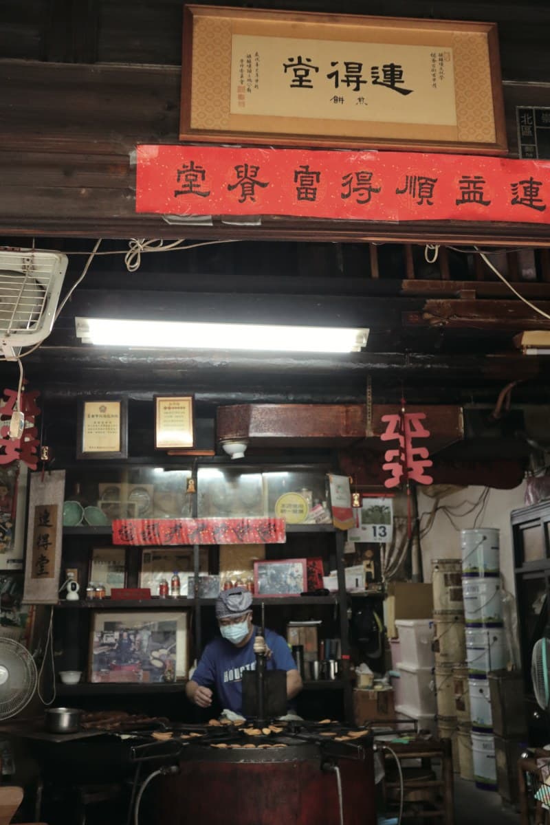 沒買別說去過台南！百年煎餅堅持「傳統烤爐」手工烤，１人限購２包晚來沒貨