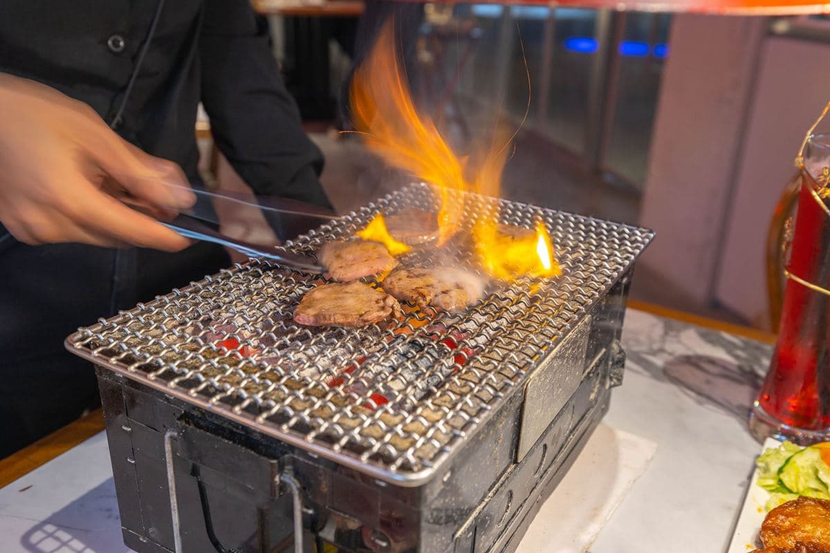 吃燒肉也能美美的！浮誇系燒肉店打卡必點「珠寶盒」，先嗑專人現烤厚切牛舌