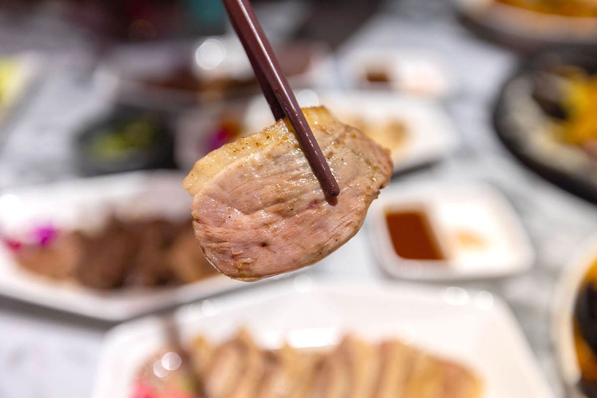 吃燒肉也能美美的！浮誇系燒肉店打卡必點「珠寶盒」，先嗑專人現烤厚切牛舌