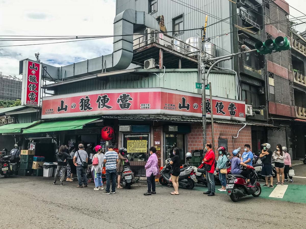 未開門就排爆！「中壢最強便當」鋼盆裝菜超霸氣，爽嗑爆量辣雞丁飯免百元
