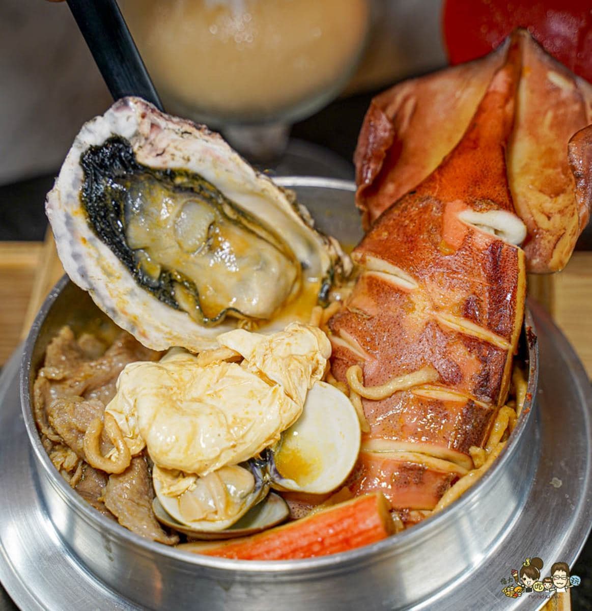 【新開店】宵夜吃到痛風！「滿料鍋燒麵」加１元送大魷魚，再嗑99元和牛漢堡
