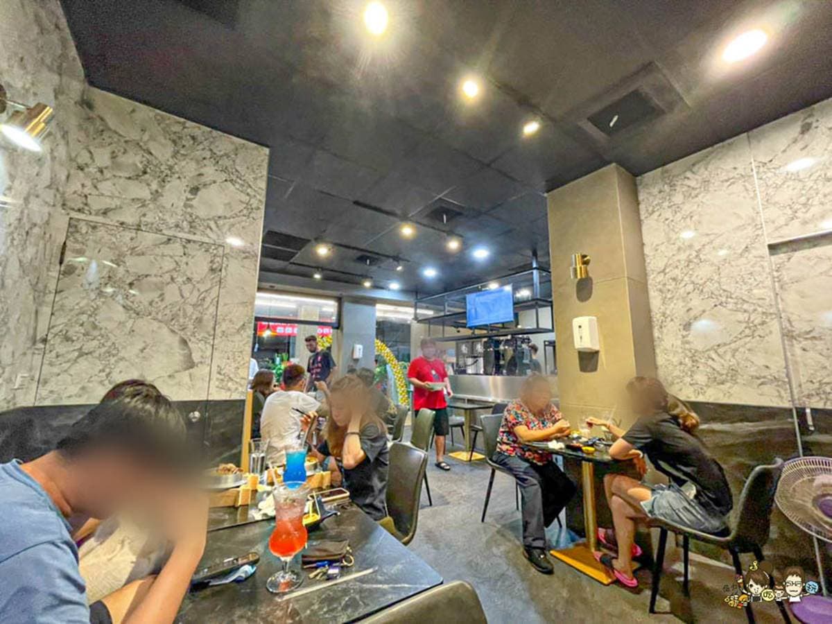 【新開店】宵夜吃到痛風！「滿料鍋燒麵」加１元送大魷魚，再嗑99元和牛漢堡