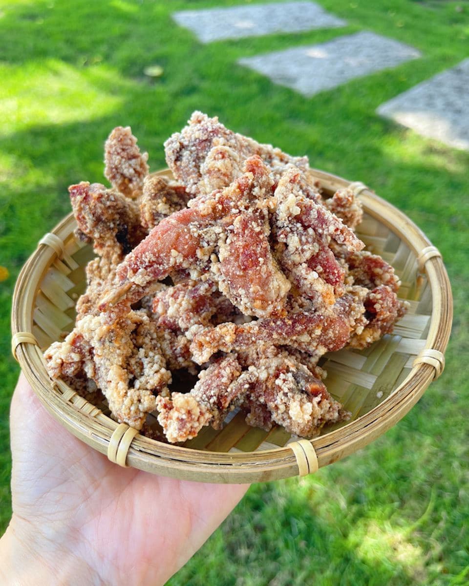 宮廟超夯排隊美食！台南「最強三角骨」起鍋就秒殺，獨門醃製現點現炸超唰嘴