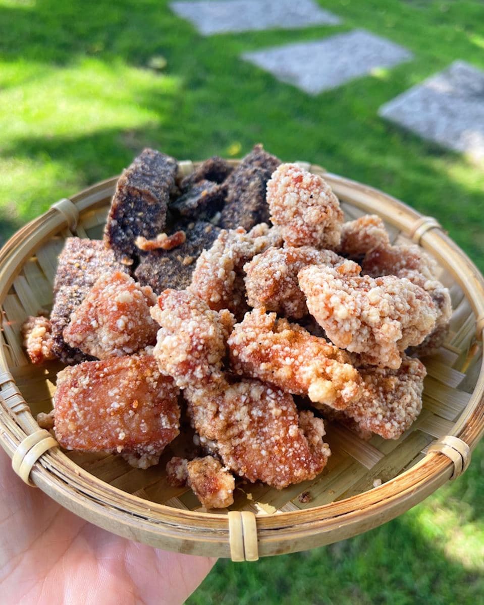 宮廟超夯排隊美食！台南「最強三角骨」起鍋就秒殺，獨門醃製現點現炸超唰嘴
