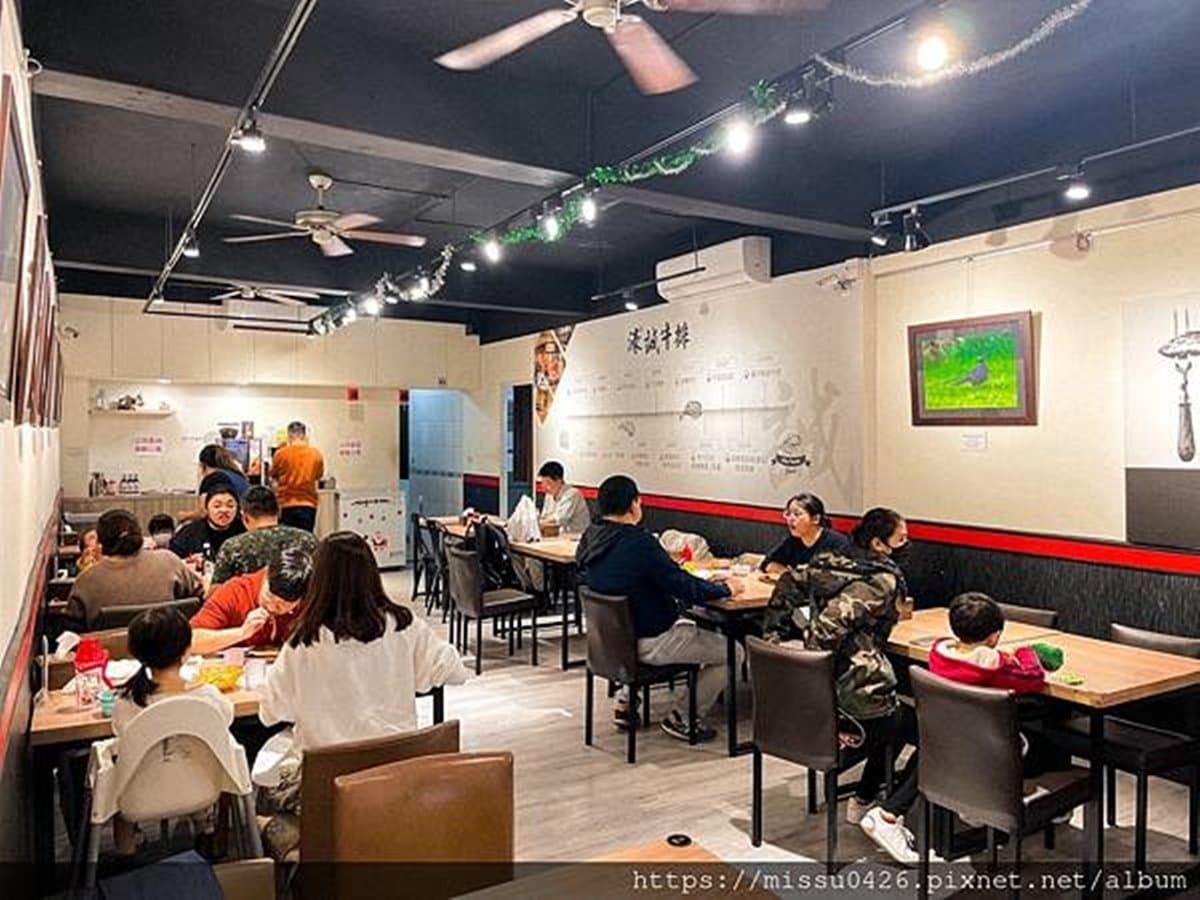 網評4.3分！高CP值牛排館飲料、濃湯、冰品無限吃，厚切沙朗鋪滿蒜片太誘人