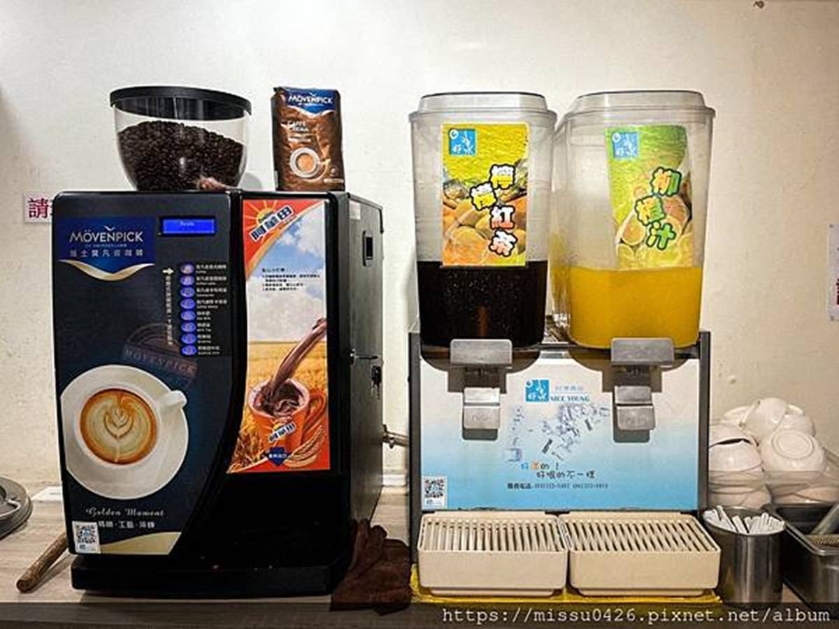 網評4.3分！高CP值牛排館飲料、濃湯、冰品無限吃，厚切沙朗鋪滿蒜片太誘人