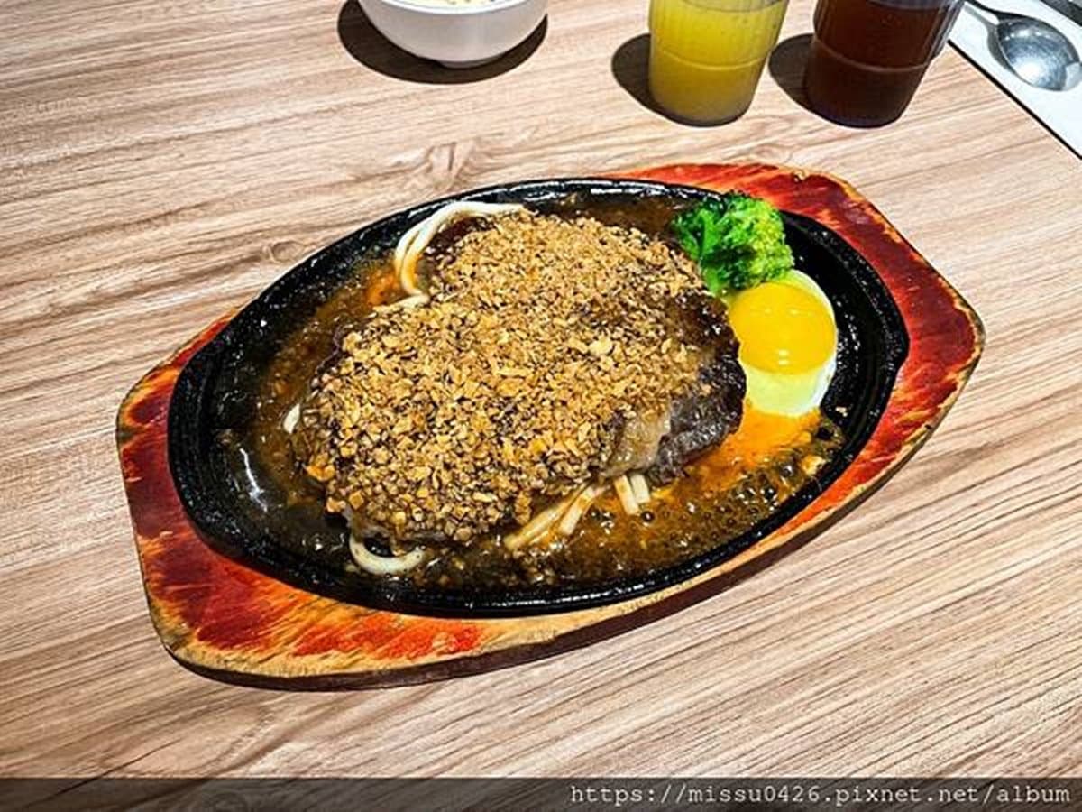 網評4.3分！高CP值牛排館飲料、濃湯、冰品無限吃，厚切沙朗鋪滿蒜片太誘人