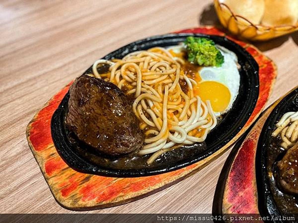 網評4.3分！高CP值牛排館飲料、濃湯、冰品無限吃，厚切沙朗鋪滿蒜片太誘人