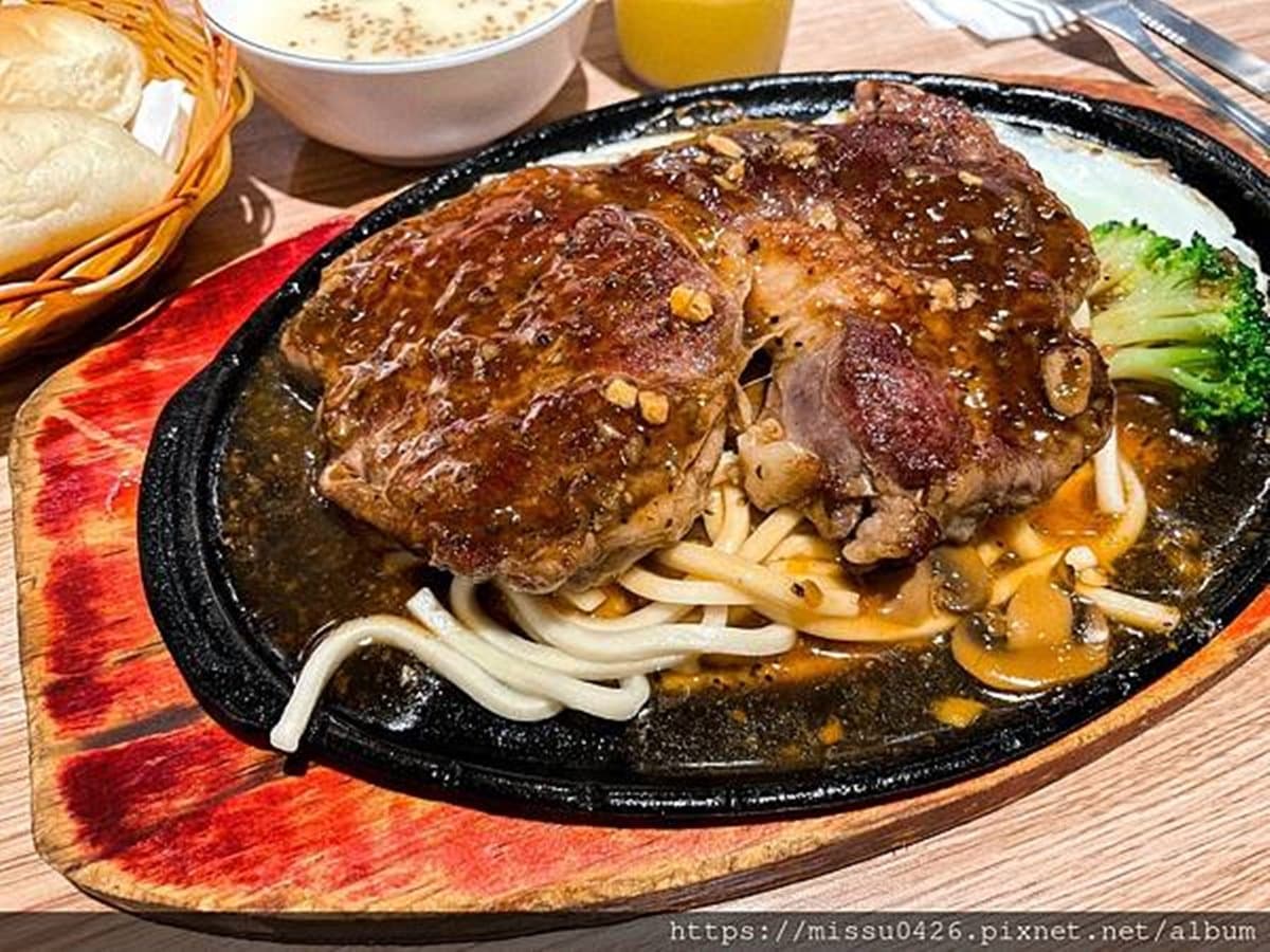 網評4.3分！高CP值牛排館飲料、濃湯、冰品無限吃，厚切沙朗鋪滿蒜片太誘人