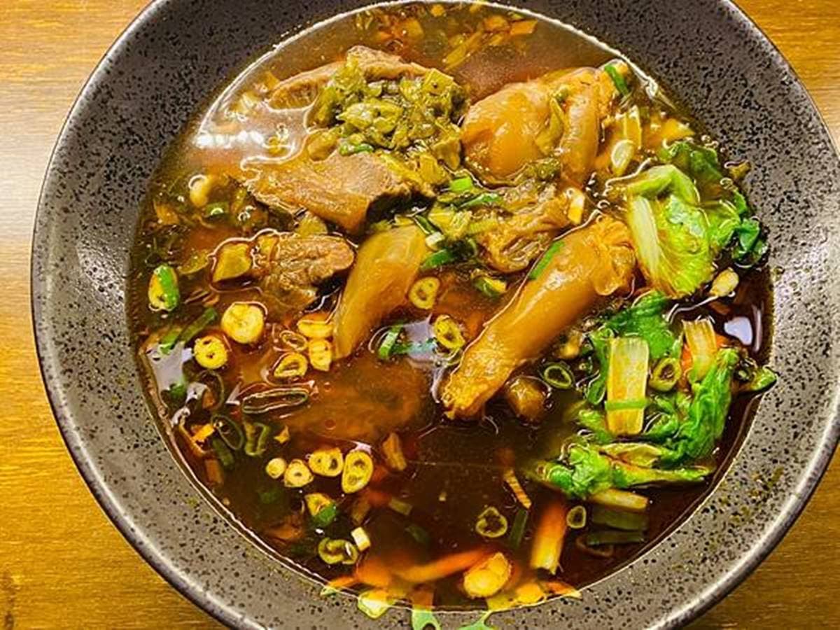 開賣２小時完售！基隆最強「牛肉麵」想吃要搶號碼牌，必嘗果凍牛筋入口即化