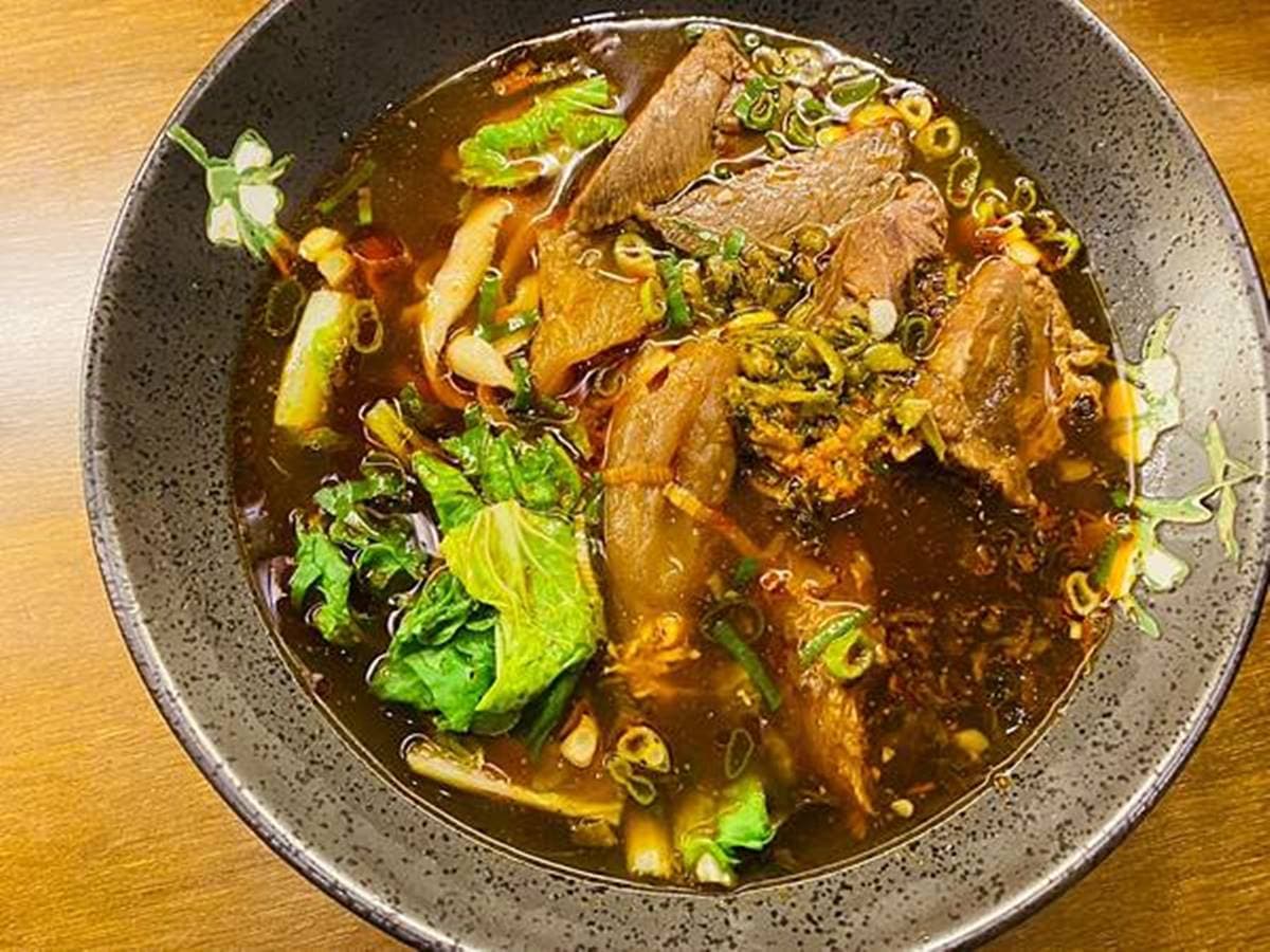 開賣２小時完售！基隆最強「牛肉麵」想吃要搶號碼牌，必嘗果凍牛筋入口即化