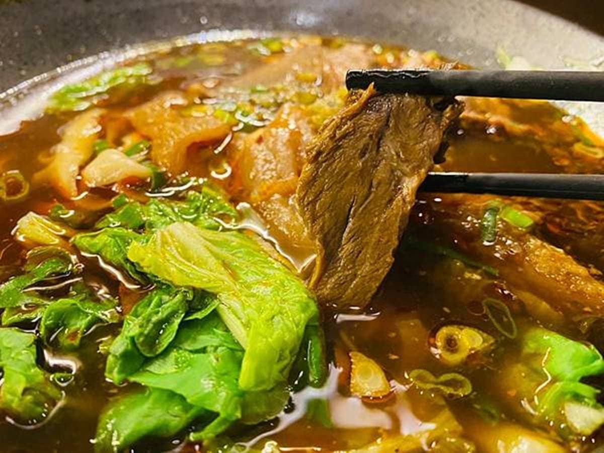 開賣２小時完售！基隆最強「牛肉麵」想吃要搶號碼牌，必嘗果凍牛筋入口即化