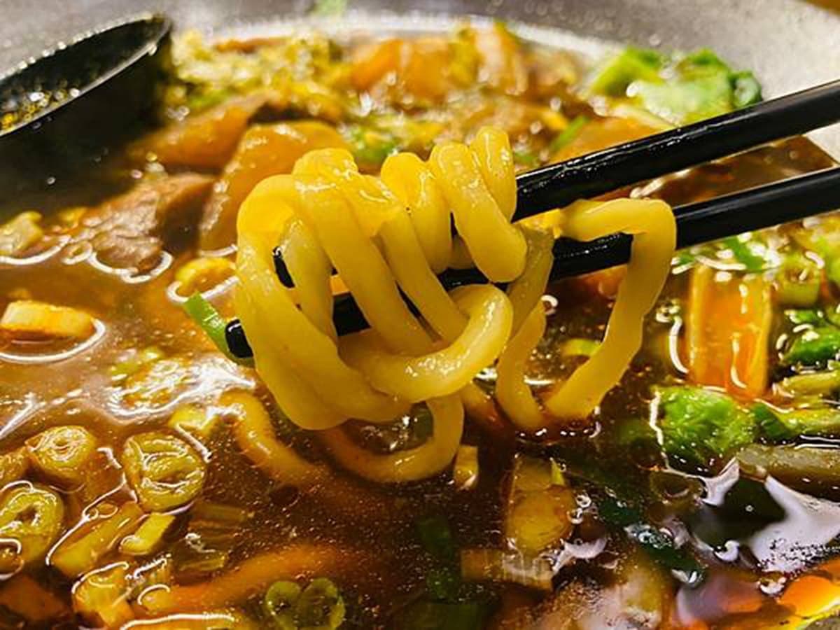 開賣２小時完售！基隆最強「牛肉麵」想吃要搶號碼牌，必嘗果凍牛筋入口即化