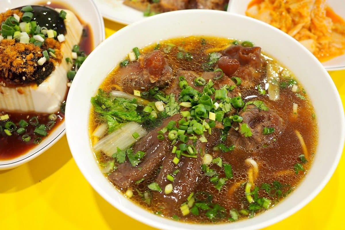 避雷看這篇！宜蘭５大高聲量美食：第一名牛肉麵、起司堡臭豆腐、4.3星蝦餅
