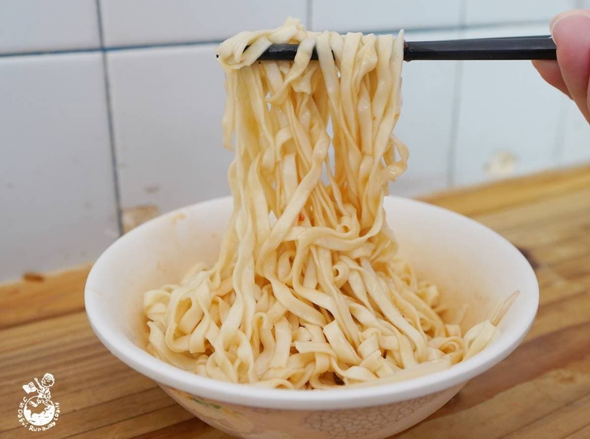 基隆人從小吃到大！一甲子無名乾麵只要25元，高CP值餛飩湯１碗有８顆