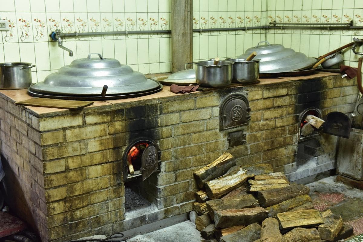 老饕都排這家！「甘蔗冰老店」70年堅持柴燒熬原汁、配料，芋頭＋紅豆最熱銷（中獎名單公布）