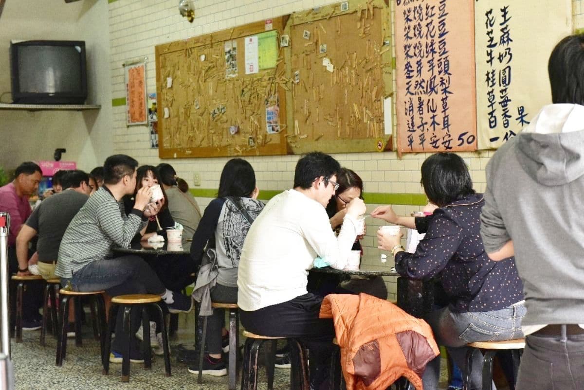 老饕都排這家！「甘蔗冰老店」70年堅持柴燒熬原汁、配料，芋頭＋紅豆最熱銷（中獎名單公布）