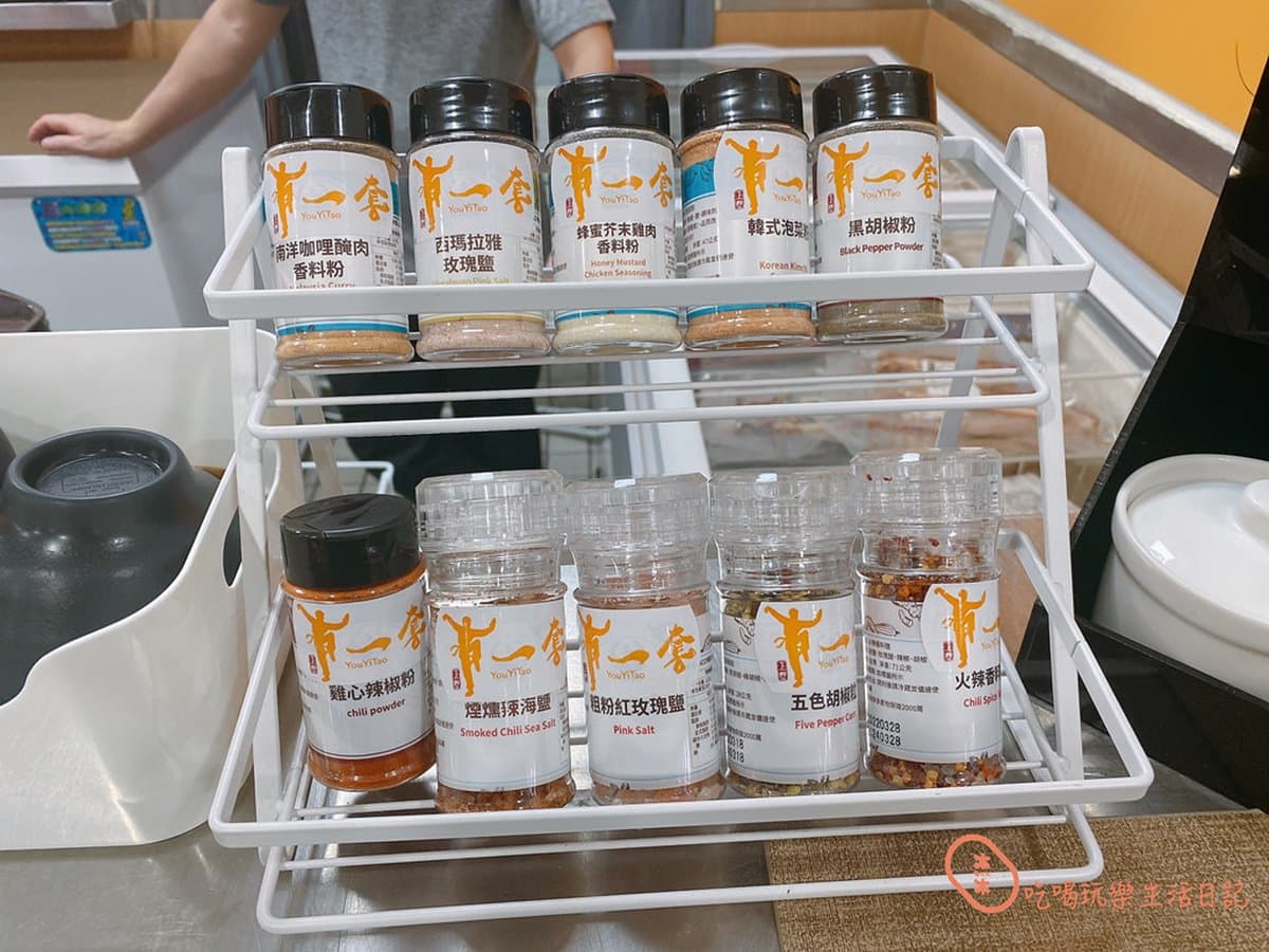 誰說賣場商店街沒美食！「浮誇意麵」鋪滿海味CP值爆表，超肥美小卷一咬爆汁