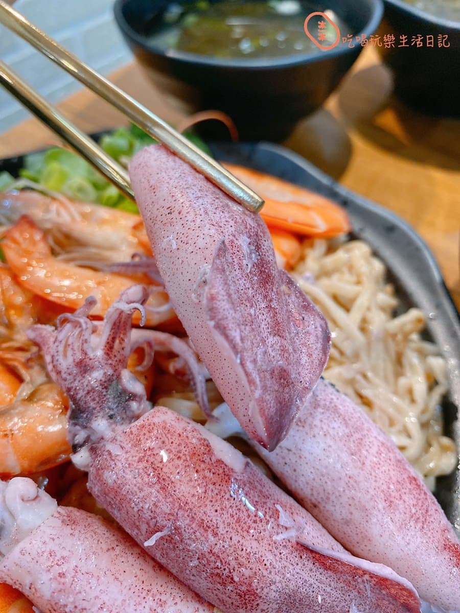 誰說賣場商店街沒美食！「浮誇意麵」鋪滿海味CP值爆表，超肥美小卷一咬爆汁