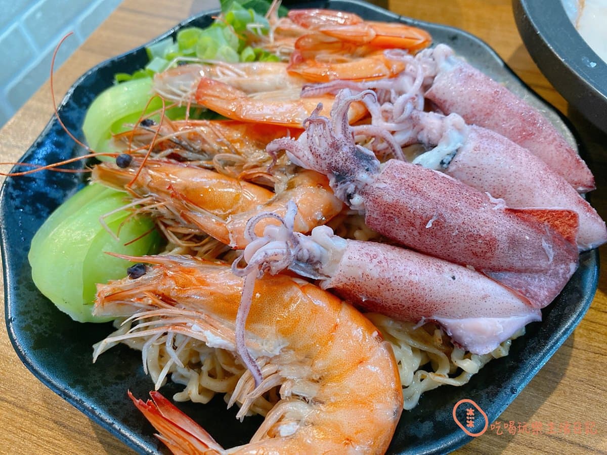 誰說賣場商店街沒美食！「浮誇意麵」鋪滿海味CP值爆表，超肥美小卷一咬爆汁