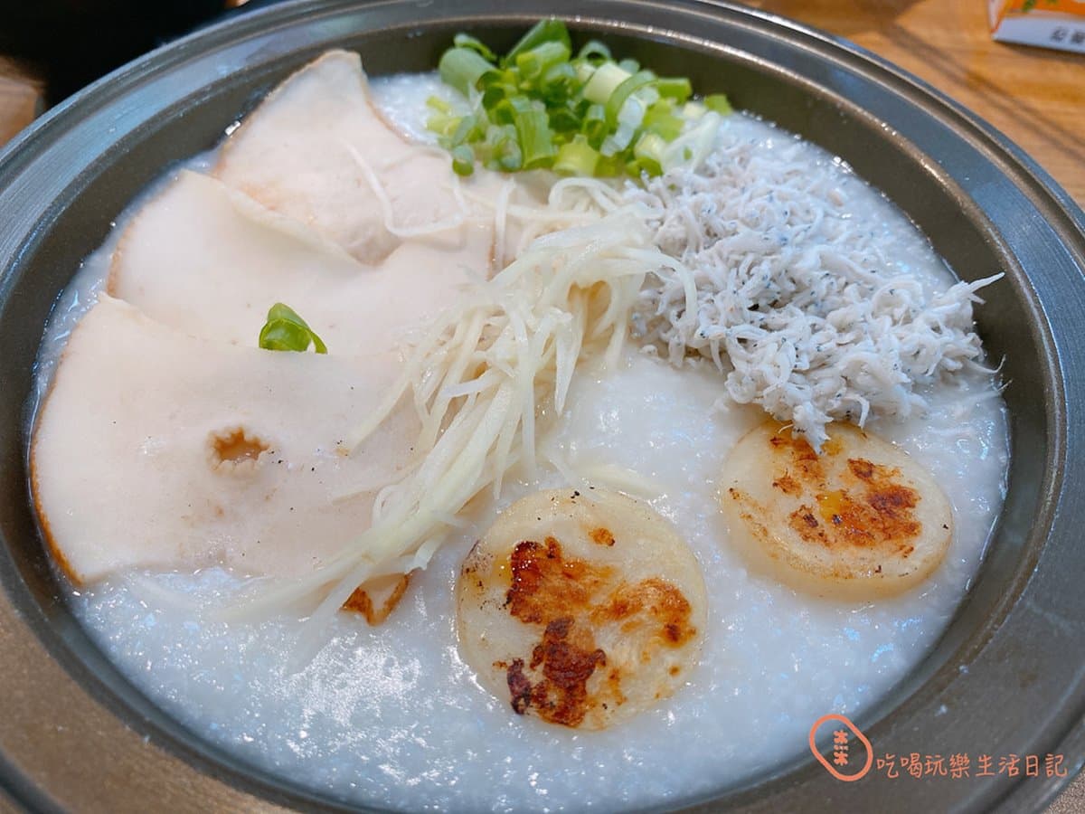 誰說賣場商店街沒美食！「浮誇意麵」鋪滿海味CP值爆表，超肥美小卷一咬爆汁