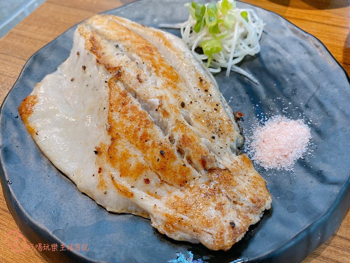誰說賣場商店街沒美食！「浮誇意麵」鋪滿海味CP值爆表，超肥美小卷一咬爆汁