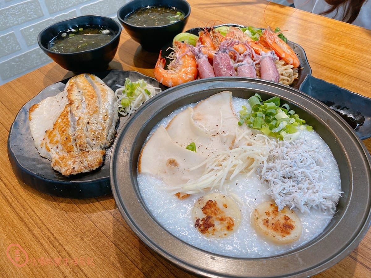 誰說賣場商店街沒美食！「浮誇意麵」鋪滿海味CP值爆表，超肥美小卷一咬爆汁
