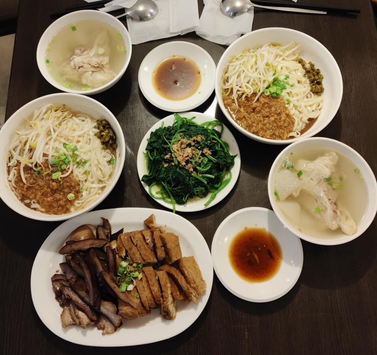 明星激推眷村小吃!「膠質大骨湯」排骨超大塊,隱藏版獅子頭想吃要預訂 明星激推眷村小吃!「膠質大骨湯」排骨超大塊,隱藏版獅子頭想吃要預訂
