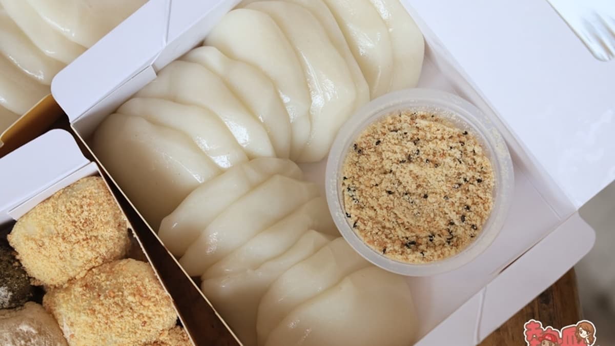 店家主打古早味的沾粉麻糬，有「沾粉麻糬片」始祖的頭銜。（圖片來源：熱血玩台南。跳躍新世界）