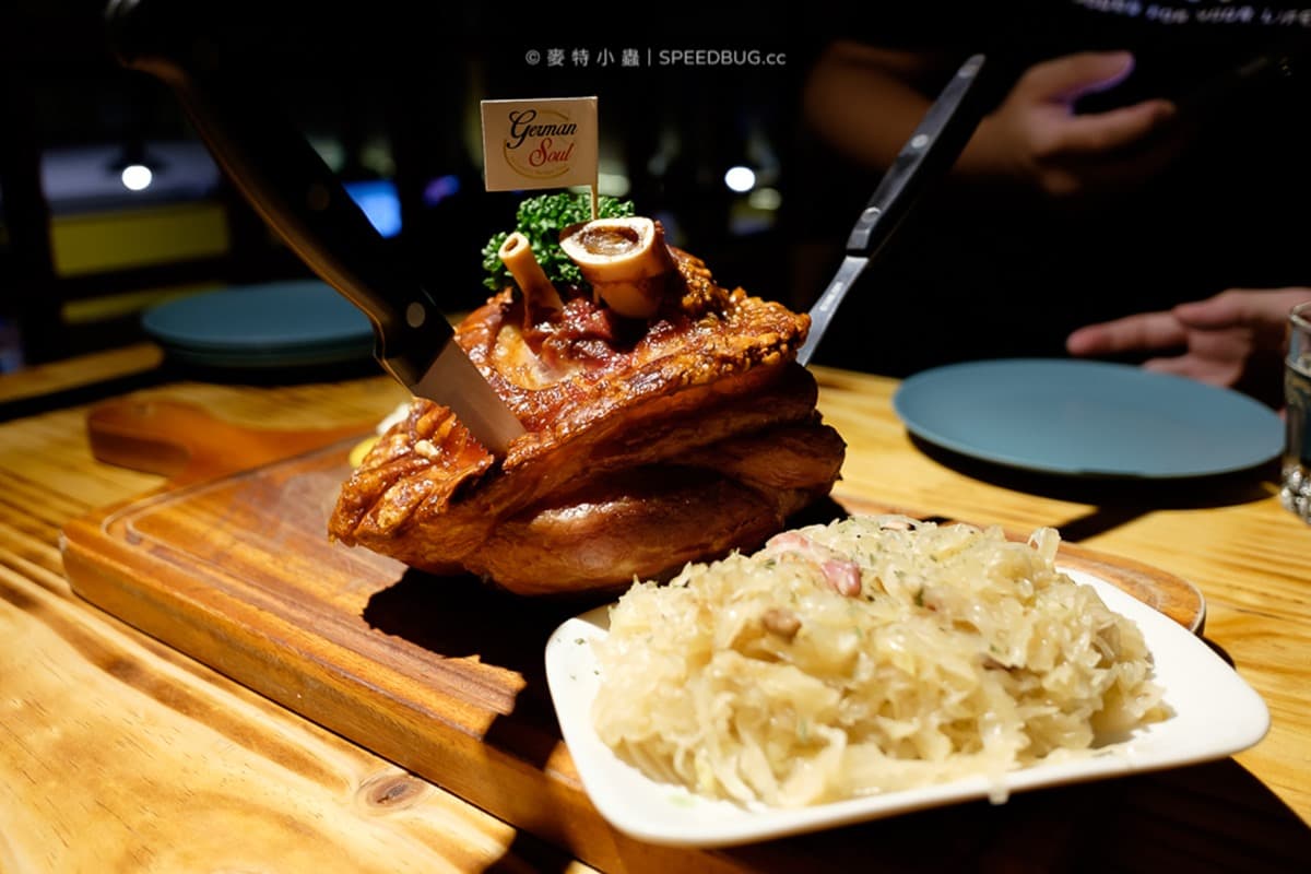 老闆是德國人！外酥裡嫩「德國豬腳」沒訂吃不到，香腸拼盤１次爽嗑５種口味