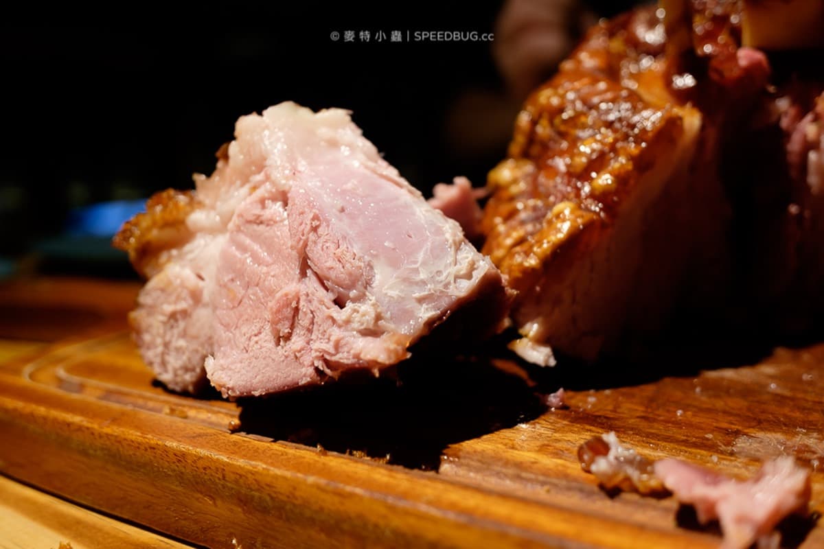 老闆是德國人！外酥裡嫩「德國豬腳」沒訂吃不到，香腸拼盤１次爽嗑５種口味