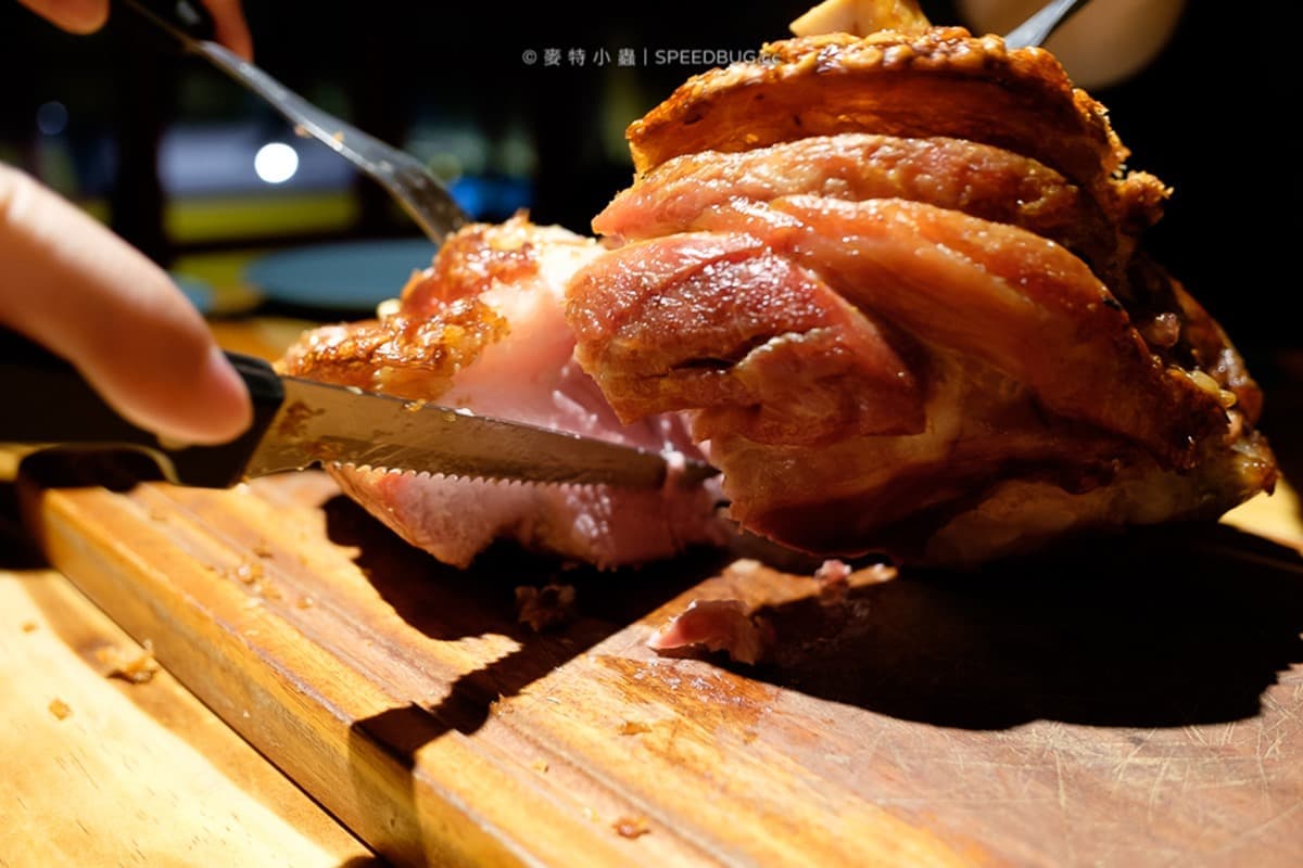老闆是德國人！外酥裡嫩「德國豬腳」沒訂吃不到，香腸拼盤１次爽嗑５種口味