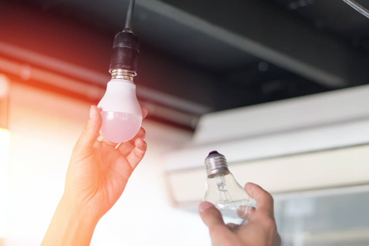 你家開冷氣了嗎？專家破解３省電迷思：變頻冷氣、省電燈泡「不一定比較省」