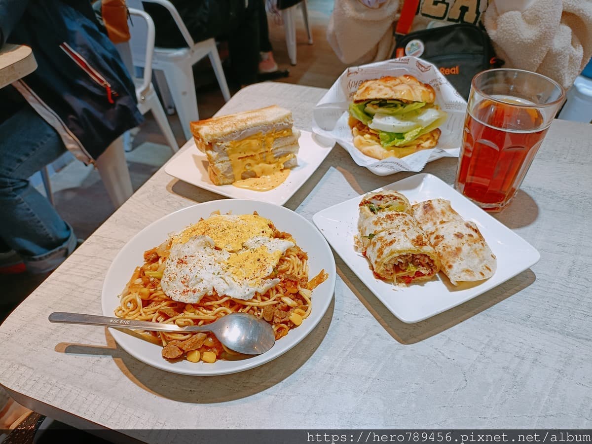 芋泥控瘋了！板橋人氣早午餐必點「土石流吐司」，外酥內軟打拋豬蛋餅超夠味