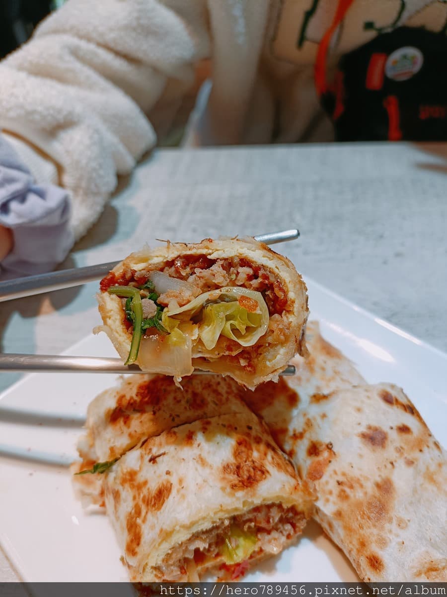 芋泥控瘋了！板橋人氣早午餐必點「土石流吐司」，外酥內軟打拋豬蛋餅超夠味