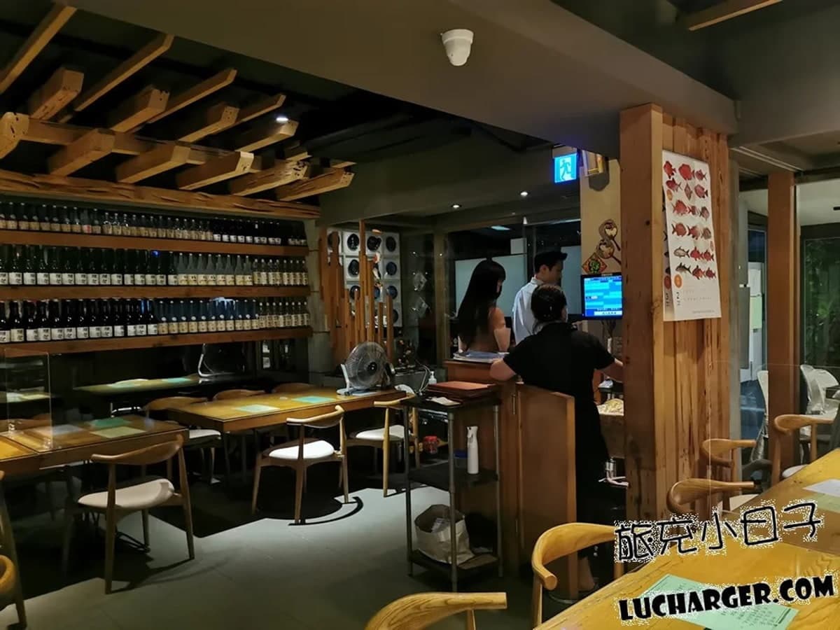 生魚片厚達１公分！「豪華散壽司」一次嘗３種鮮魚，鮭魚味增湯給料不手軟