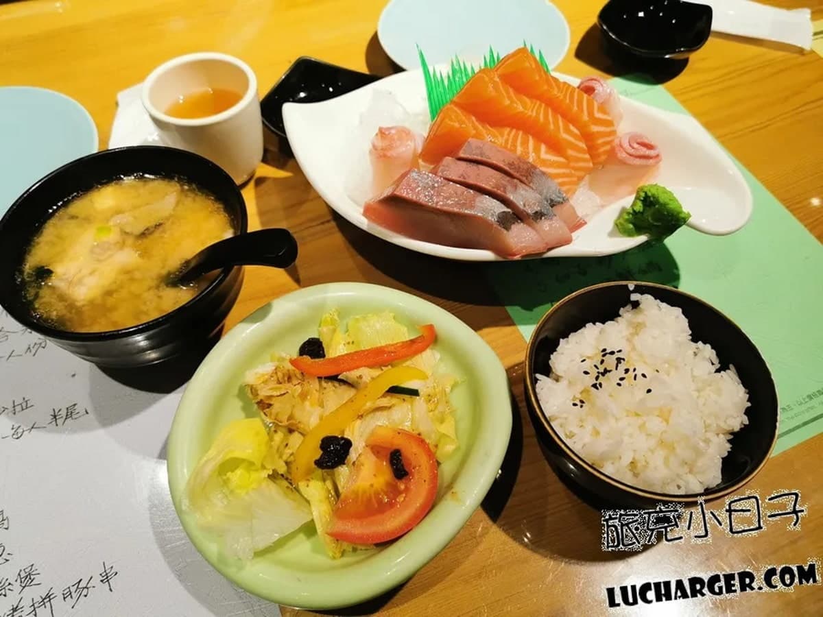 生魚片厚達１公分！「豪華散壽司」一次嘗３種鮮魚，鮭魚味增湯給料不手軟
