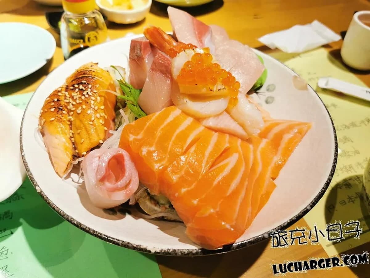 生魚片厚達１公分！「豪華散壽司」一次嘗３種鮮魚，鮭魚味增湯給料不手軟