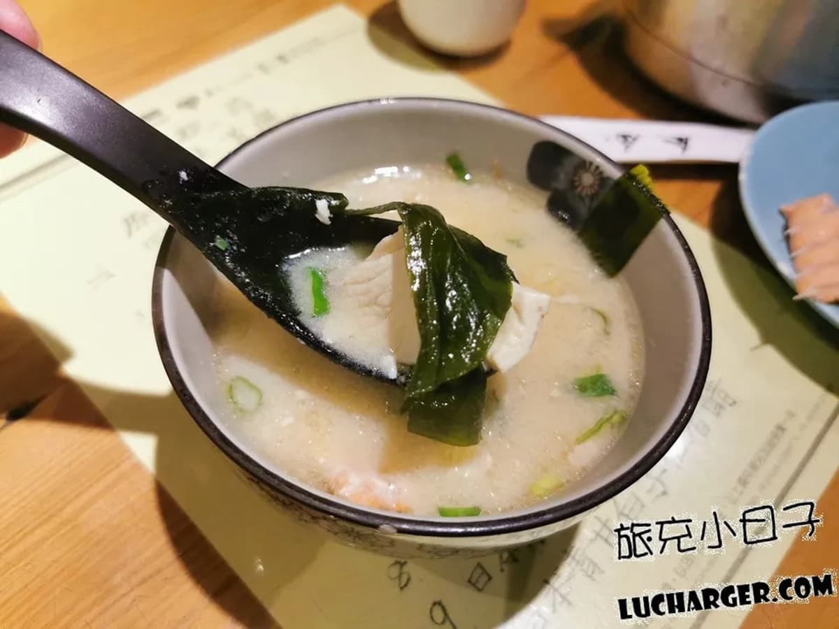 生魚片厚達１公分！「豪華散壽司」一次嘗３種鮮魚，鮭魚味增湯給料不手軟
